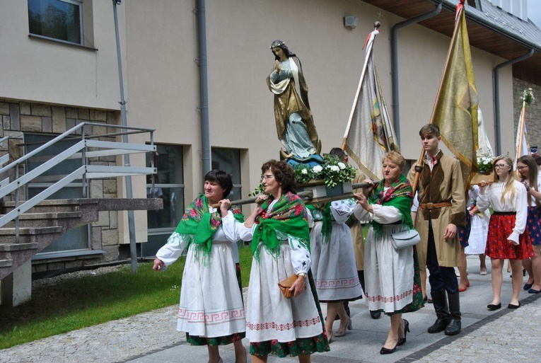 Za Panem Jezusem w Szymbarku