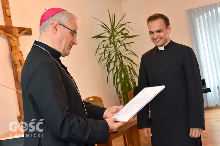 Wręczenie dekretów w auli Świdnickiej Kurii Biskupiej