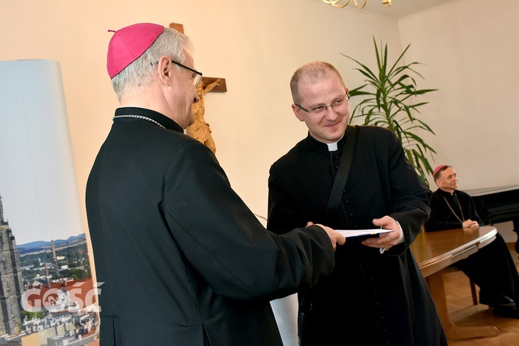 Wręczenie dekretów w auli Świdnickiej Kurii Biskupiej