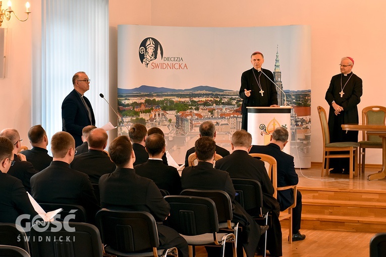 Biskup Adam przypomniał księżom o formalnościach związanych z przyjęciem nominacji.