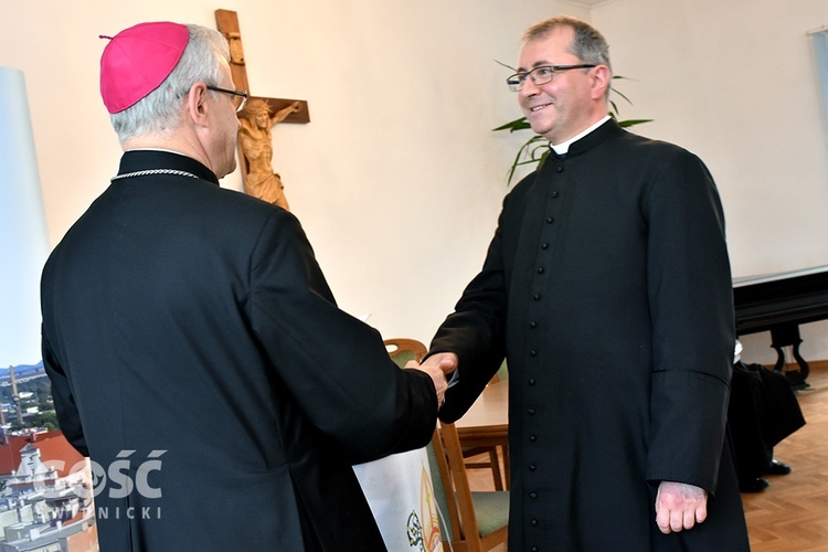 Wręczenie dekretów w auli Świdnickiej Kurii Biskupiej