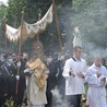 W niesieniu Najświętszego Sakramnetu kapłanom pomagali wierni.