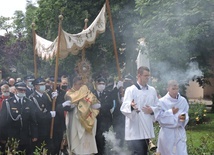 W niesieniu Najświętszego Sakramnetu kapłanom pomagali wierni.