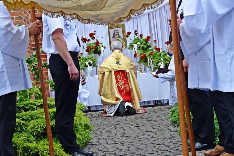 O ołtarze zadbała wspólnota parafialna.