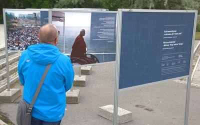 Tablice pamięci o św. Janie Pawle II na Westerplatte