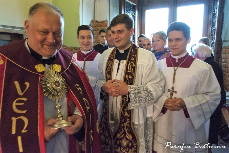 W progu świątyni ks. Michała Wójcika powitał proboszcz ks. kan. Cezary Dulka.