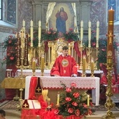 Ks. Michał Wójcik po latach posługi ministranta i lektora po raz pierwszy stanął przy bestwińskim ołtarzu jako kapłan.