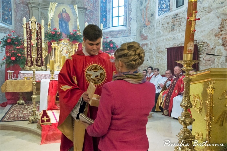 Chustę, do której po święceniach starł olej krzyżma świętego ze swoich rąk, neoprezbiter Michał ofiarował uroczyście swojej mamie.