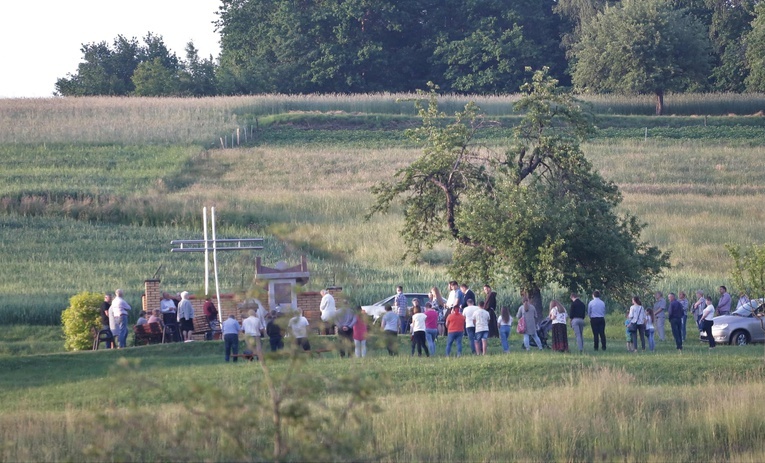 Różaniec przy pomniku