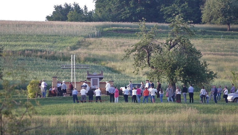 Różaniec przy pomniku