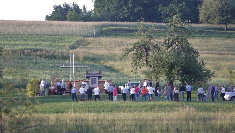 Różaniec przy pomniku