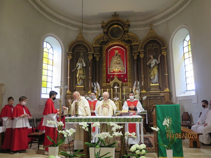 Procesję poprzedziła Msza św. koncelebrowana.