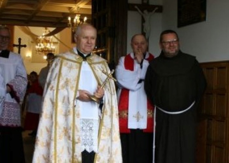 W progu kościoła powitał prymicjanta proboszcz ks. kan. Marek Bandura.