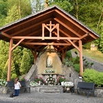 Nabożeństwo fatimskie w Grocie Lurdzkiej w Połomiu Małym