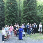 Nabożeństwo fatimskie w Grocie Lurdzkiej w Połomiu Małym