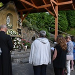 Nabożeństwo fatimskie w Grocie Lurdzkiej w Połomiu Małym