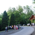 Nabożeństwo fatimskie w Grocie Lurdzkiej w Połomiu Małym