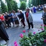 Nabożeństwo fatimskie w Grocie Lurdzkiej w Połomiu Małym