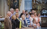 Pielgrzymi z Dzierżoniowa robią sobie pamiątkowe zdjęcie pod figurą Matki Boskiej Królowej Rodzin.