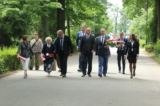 Hołd dla pierwszych więźniów z Auschwitz pochowanych we Wrocławiu