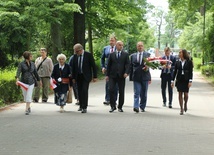 Hołd dla pierwszych więźniów z Auschwitz pochowanych we Wrocławiu