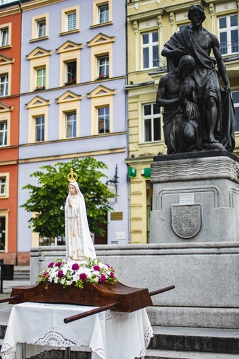 Poświęcenie figury Matki Bożej Fatimskiej na noworudzkim Rynku