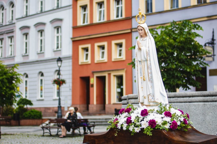 Poświęcenie figury Matki Bożej Fatimskiej na noworudzkim Rynku