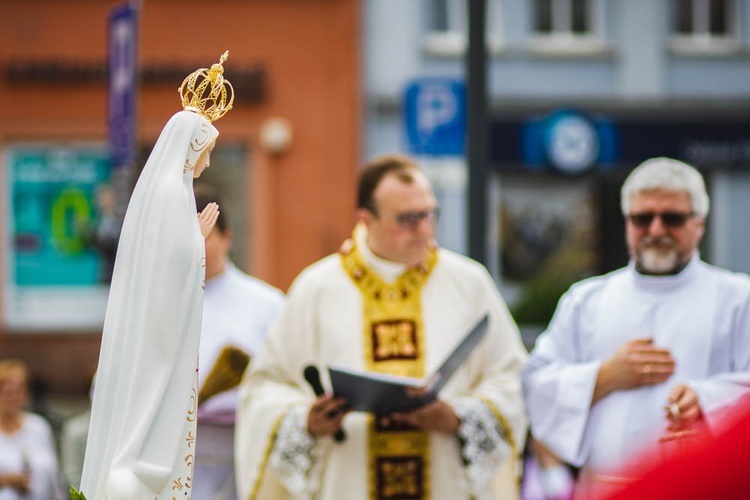 Poświęcenie figury Matki Bożej Fatimskiej na noworudzkim Rynku