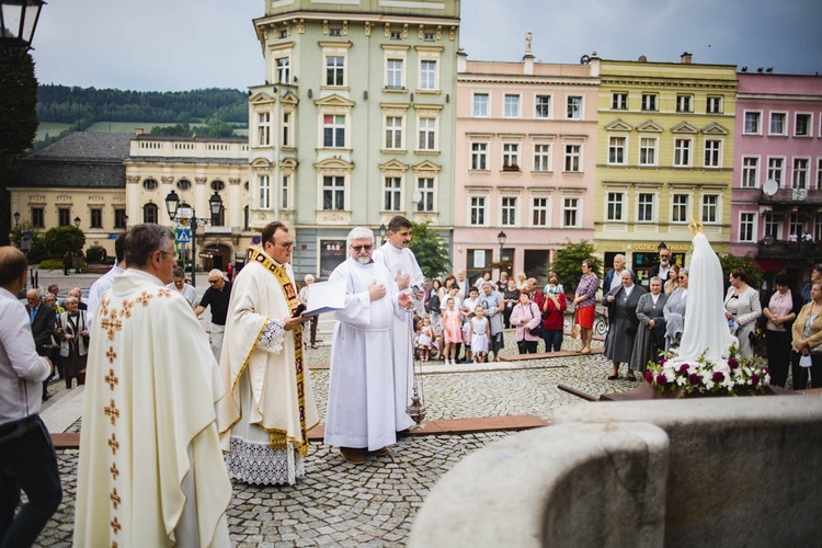 Poświęcenie figury Matki Bożej Fatimskiej na noworudzkim Rynku