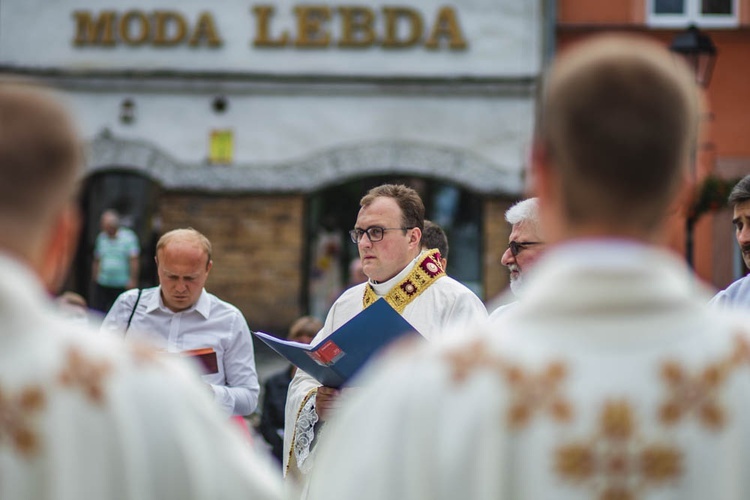 Poświęcenie figury Matki Bożej Fatimskiej na noworudzkim Rynku