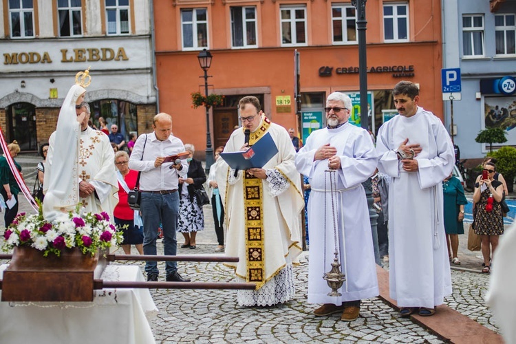 Poświęcenie figury Matki Bożej Fatimskiej na noworudzkim Rynku