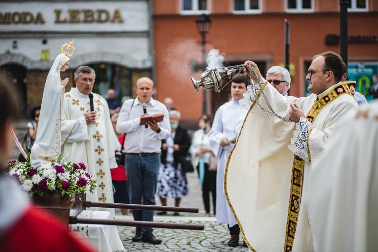 Poświęcenie figury Matki Bożej Fatimskiej na noworudzkim Rynku