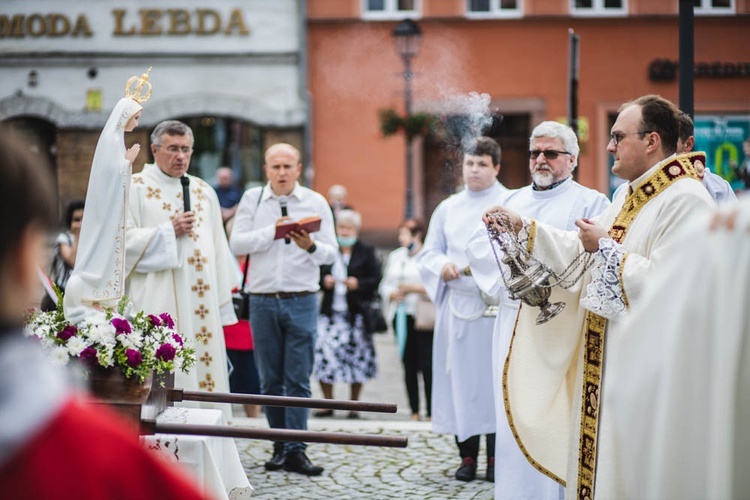 Poświęcenie figury Matki Bożej Fatimskiej na noworudzkim Rynku