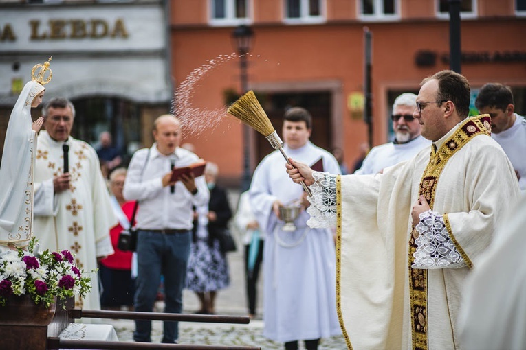 Poświęcenie figury Matki Bożej Fatimskiej na noworudzkim Rynku