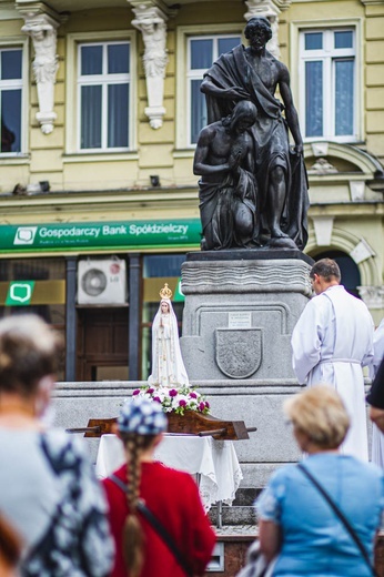 Poświęcenie figury Matki Bożej Fatimskiej na noworudzkim Rynku