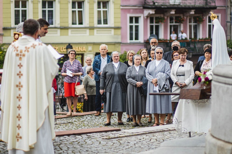 Poświęcenie figury Matki Bożej Fatimskiej na noworudzkim Rynku