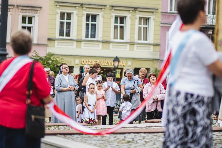 Poświęcenie figury Matki Bożej Fatimskiej na noworudzkim Rynku