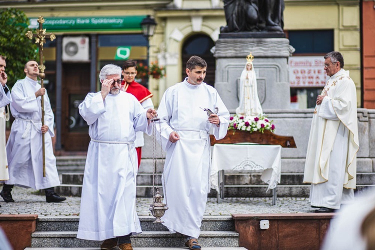 Poświęcenie figury Matki Bożej Fatimskiej na noworudzkim Rynku