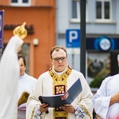 Ks. Bartosz Kocur ofiarował parafii figurę jako dar wdzięczności za modlitwę w ciągu jego formacji seminaryjnej.