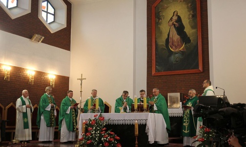 Duszpasterze przy ołtarzu w harmęskim kościele Matki Bożej Niepokalanej.