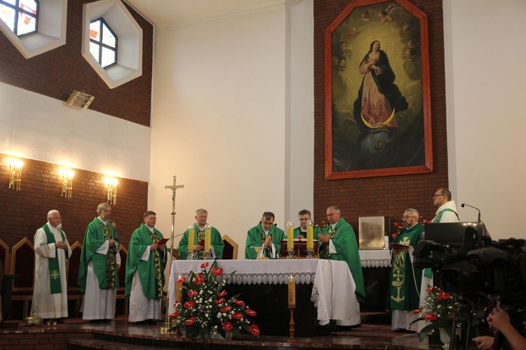 Duszpasterze przy ołtarzu w harmęskim kościele Matki Bożej Niepokalanej.