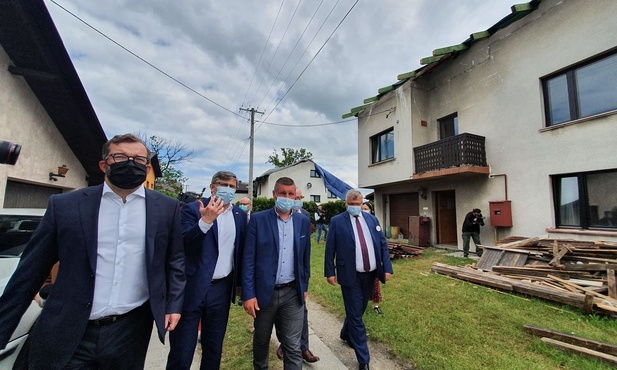 Kaniów. Rządowa wizja lokalna tydzień po trąbie powietrznej