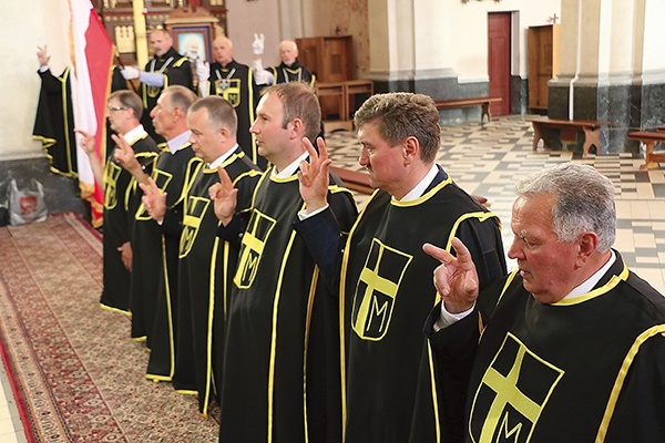 Siedmiu mężczyzn w Pułtusku i sześciu w Pniewie (na zdjęciu) powiększyło grono członków stowarzyszenia, które odwołuje się do dziedzictwa papieża Polaka.