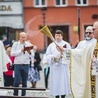 Ks. Bartosz Kocur podczas poświęcenia figury Maryi.