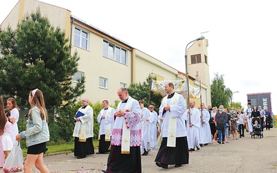 W parafii św. Rafała Kalinowskiego w Elblągu procesja odbyła się tylko wokół kościoła.