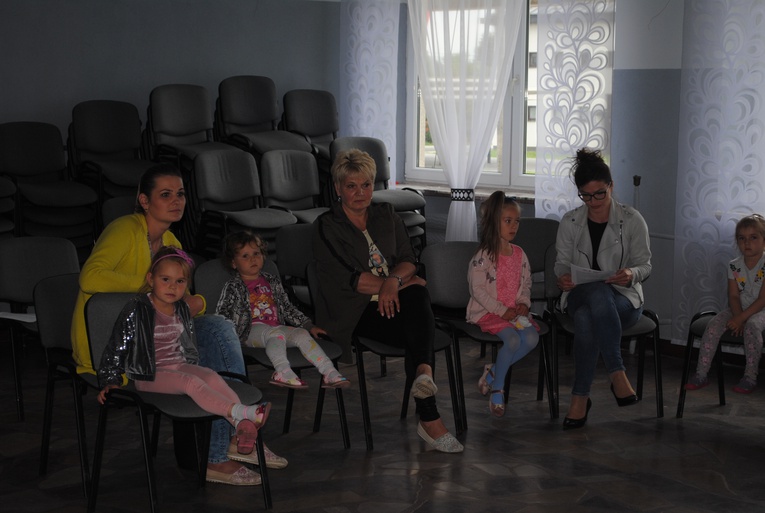 Zaleszany, GOK. Na pierwsze spotkanie przyszło 15 dzieci z rodzicami.