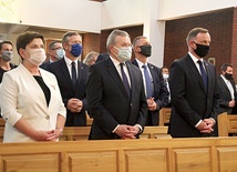 ▲	Od lewej: była premier Beata Szydło, wicepremier Piotr Gliński i prezydent Andrzej Duda w harmęskim kościele.