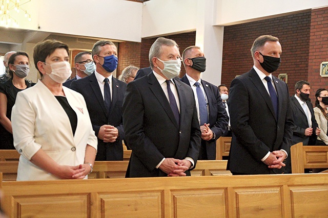 ▲	Od lewej: była premier Beata Szydło, wicepremier Piotr Gliński i prezydent Andrzej Duda w harmęskim kościele.
