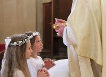 ▲	Jubilat ks. Tomasz Kotlarski udzielił Pierwszej Komunii św.