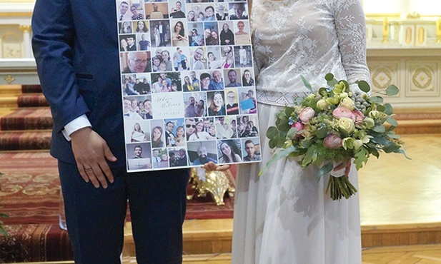 Młodzi małżonkowie i ich goście – Aldona i Mateusz byli wzruszeni dowodami wsparcia, jakie otrzymali.